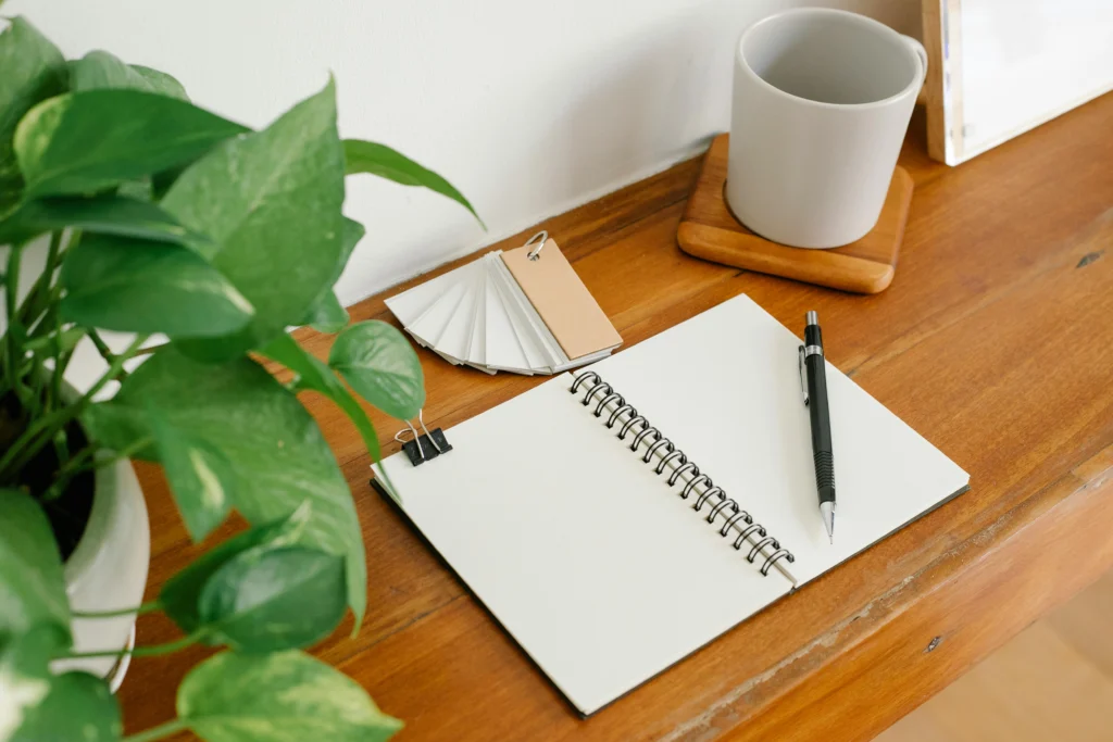 Carnet et crayon sur bureau Réunion Stratégique pour de l'investissement locatif